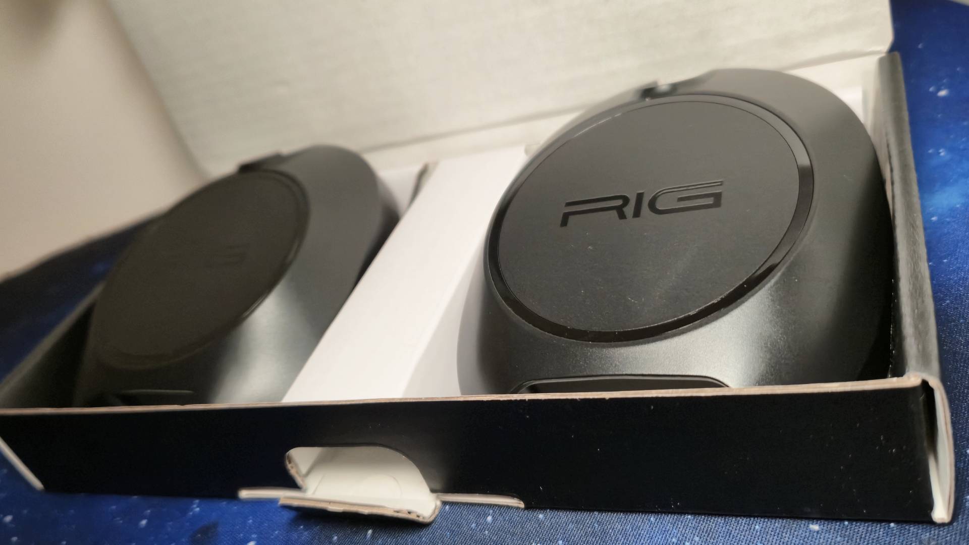 Photo of a pair of Nacon RIG mod plates in a box.