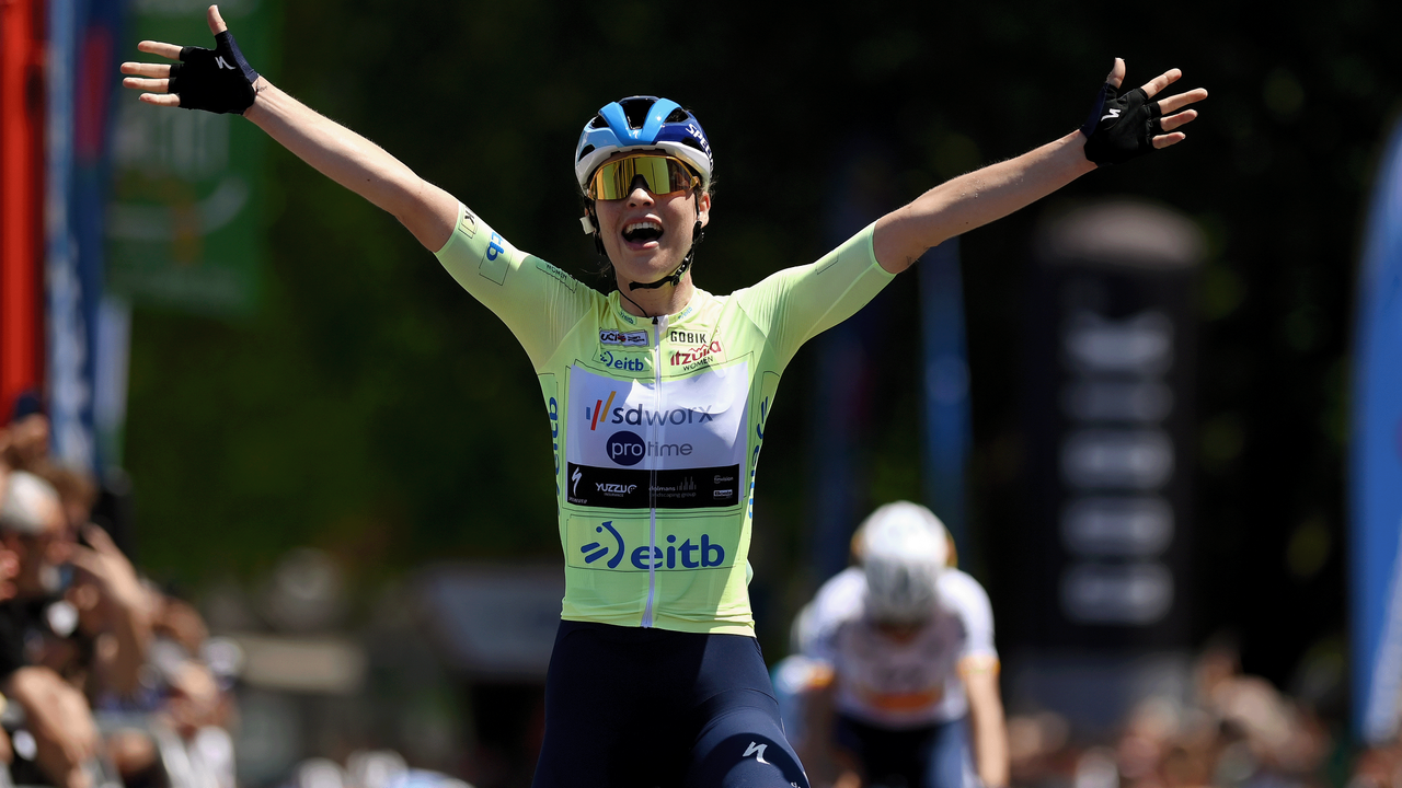 Mischa Bredewold wins stage 2 of Itzulia Women