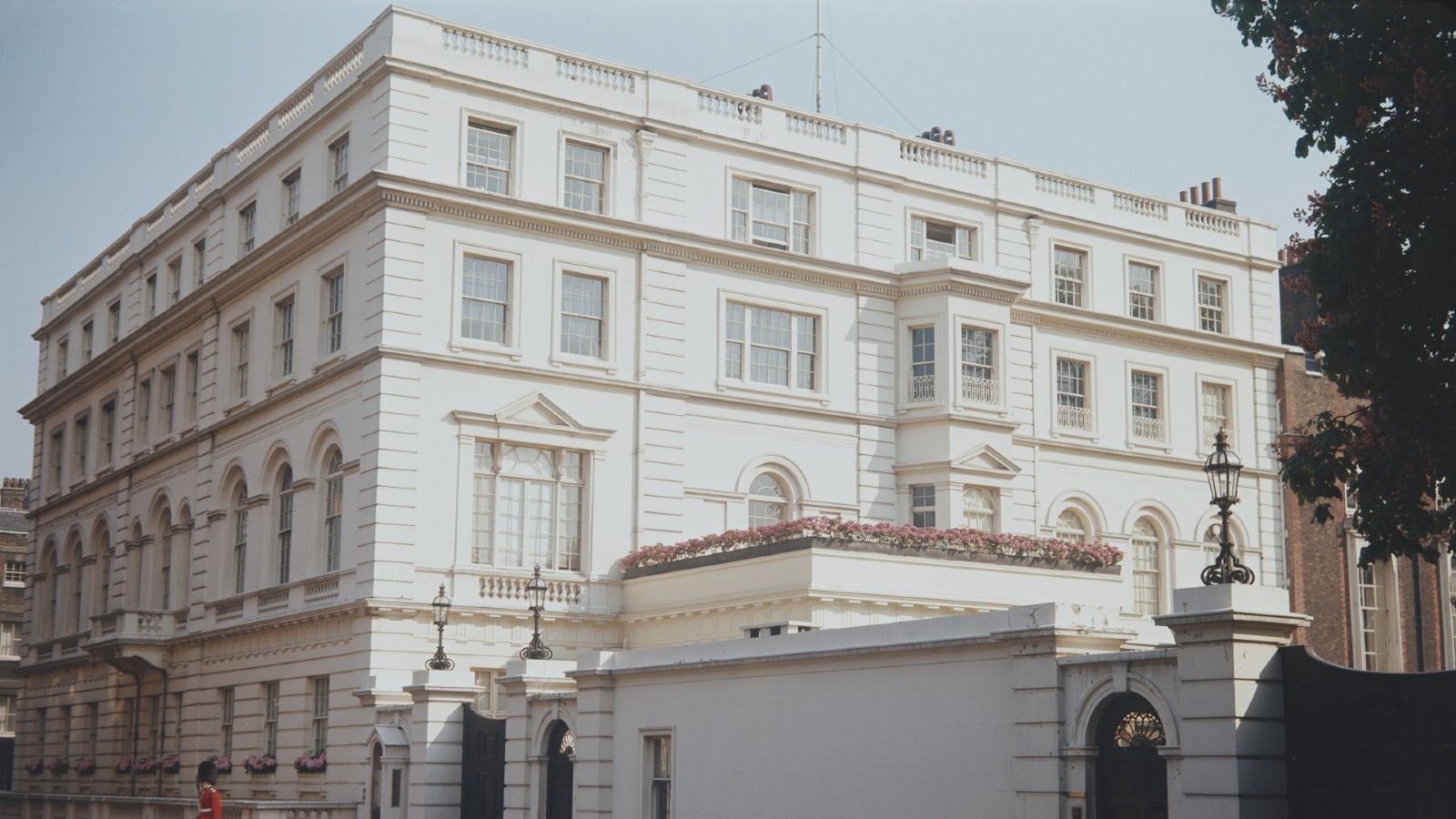 Where did princess diana live while married to charles woman home