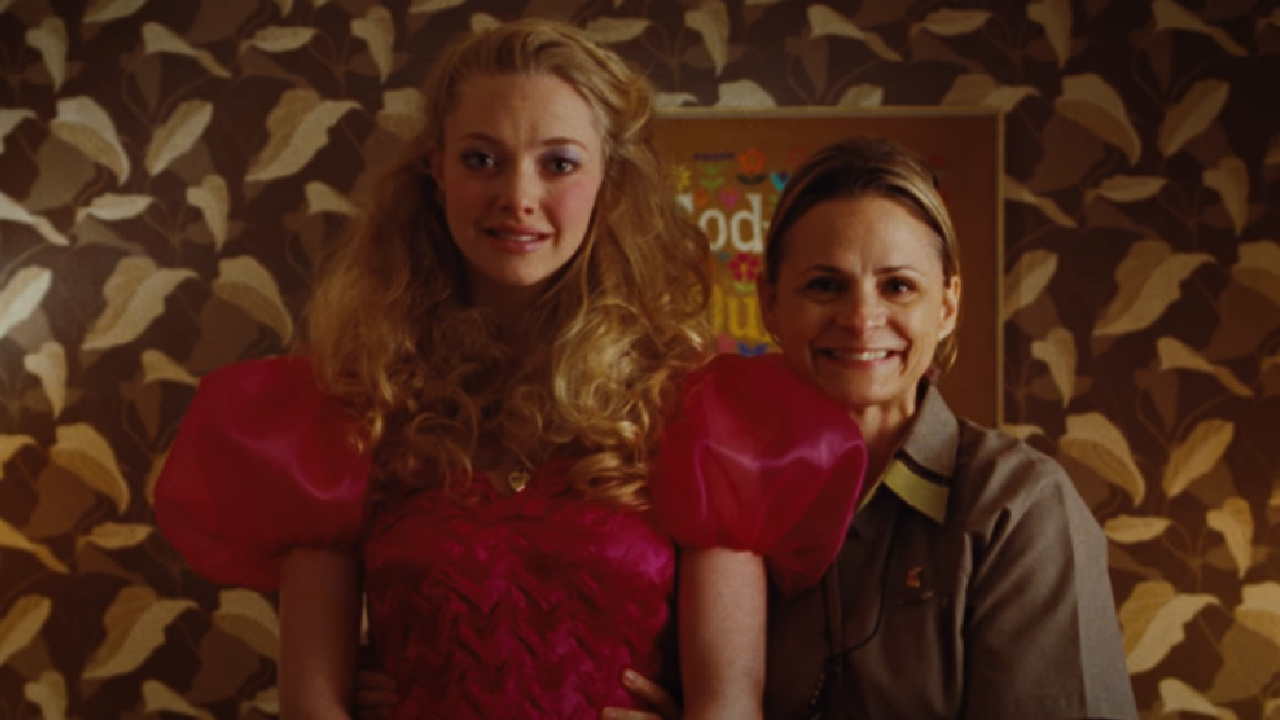 Amy Sedaris con Amanda Seyfried en Jennifer's Body.