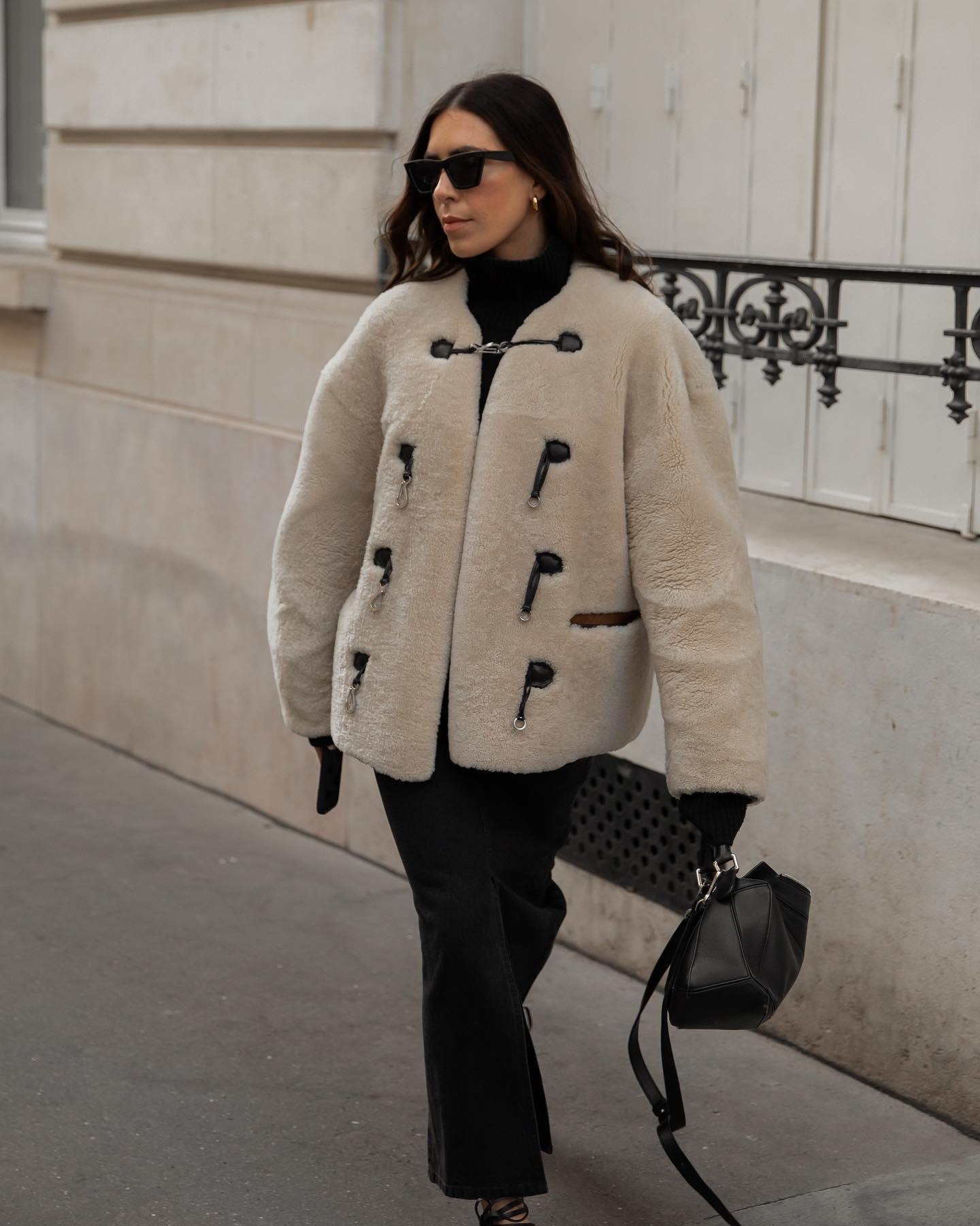 Fashion person Jessica Skye wears a Toteme winter coat. She wears the Teddy Shearling Clasp Coat.