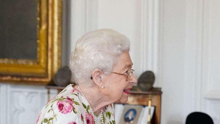 Queen unveils new ‘summer’ haircut at Windsor for Jubilee honor