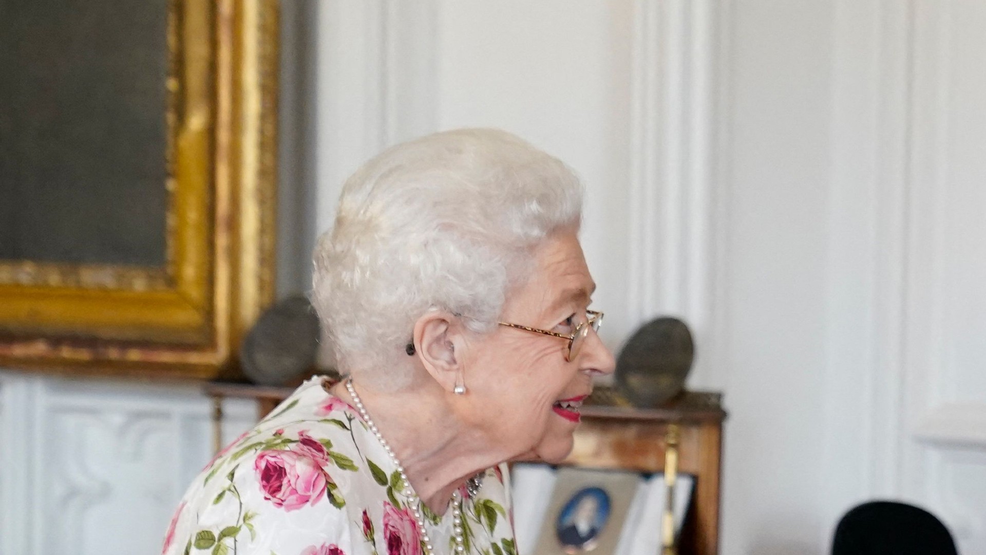 Queen unveils new summer haircut at Windsor for Jubilee honor  Woman   Home