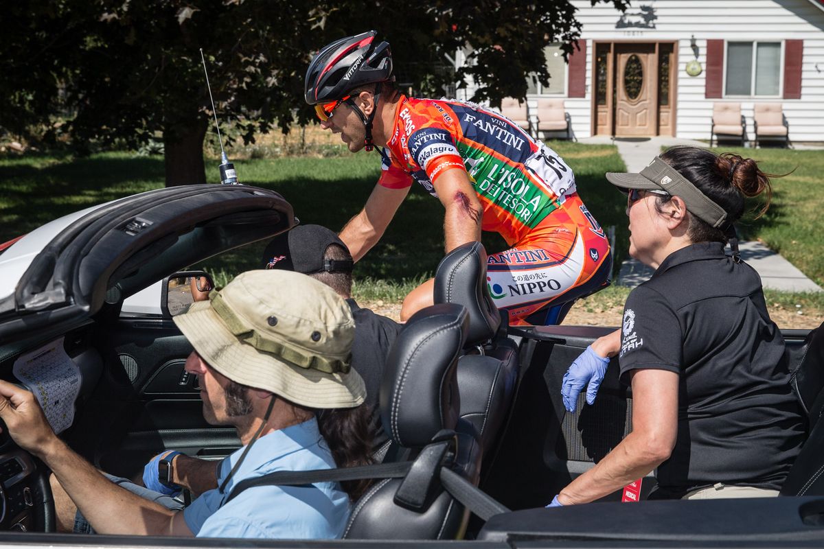 Medical assistance for a Nippo-Vini Fantini rider