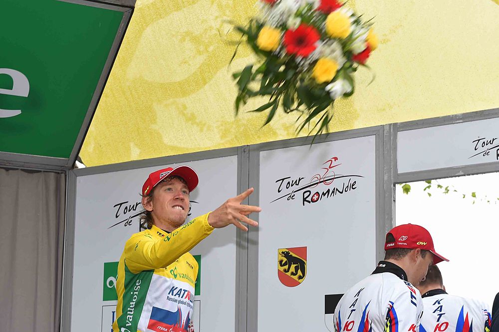 Ilnur Zakarin (Katusha) tosses his bouquet to the crowd