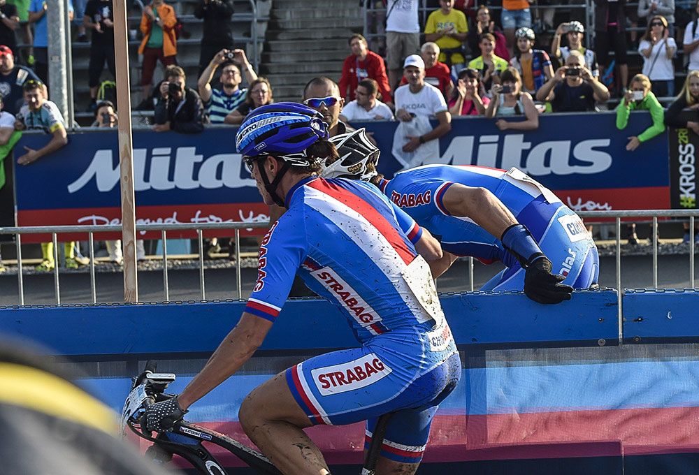 Katerina Nash hands off to Jaroslav Kulhavy