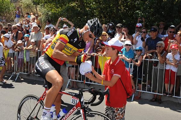 Tom Boonen (Quick Step) gives an autograph.