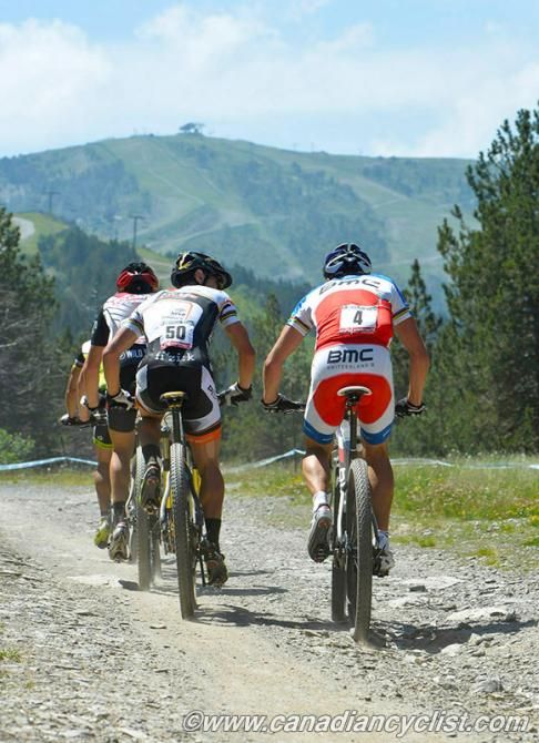 Julien Absalon (BMC) catches another group and immediately starts to pass