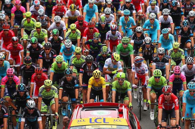 The peloton in the neutral zone of stage 4