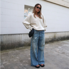 Inlfuencer wearing wide leg jeans