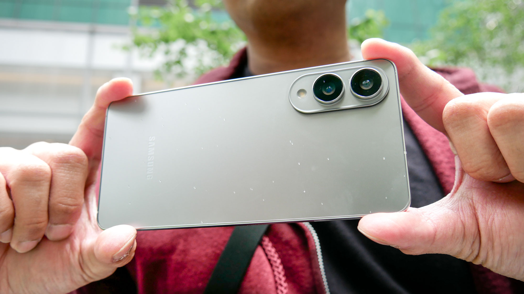 Taking a photo with the Samsung Galaxy S25 Edge.