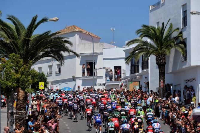 The peloton passes through Vejer de la Frontera