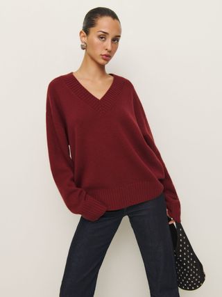 Sweater V-Neck Besar dari Jadey Cashmere