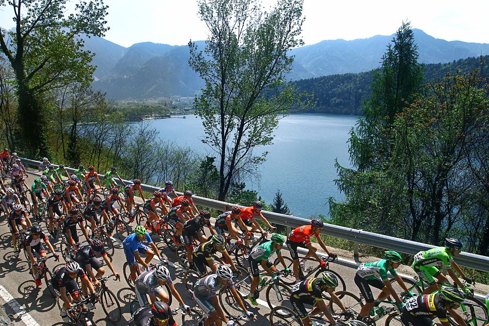 The peloton during stage 3 at Giro del Trentino