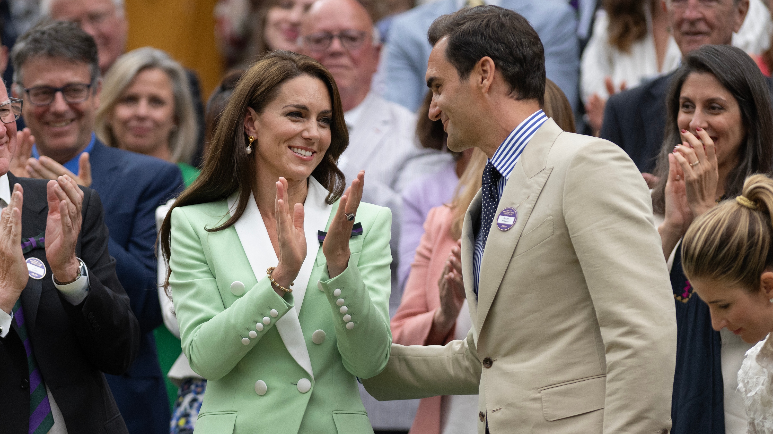 Bývalý wimbledonský šampion Roger Federer zdraví Catherine, princeznu z Walesu před začátkem hry ve Wimbledonu 2023