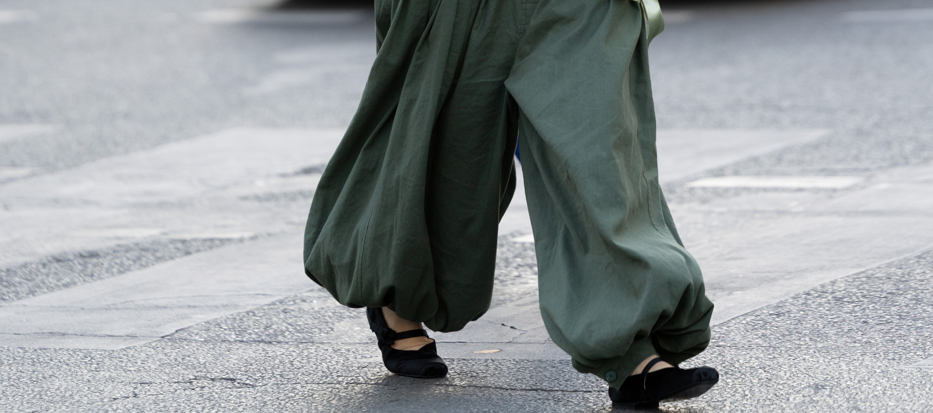 green balloon trousers black pumps