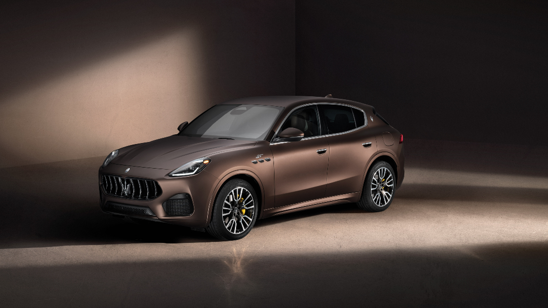 Maserati Grecale in Bronze on light brown background