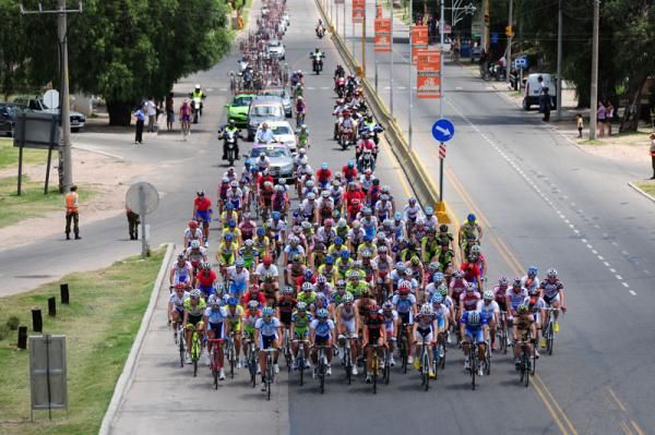 The peloton at the 2010 Tour of San Luis