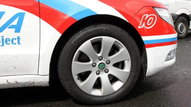 Teams run summer-specific tires on the cars when there's no chance of snow or ice. The riders can typically descend much faster than the support vehicles so any little bit of extra traction helps