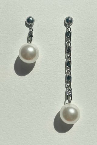 Karo Koru asymmetric pearl on chain steel