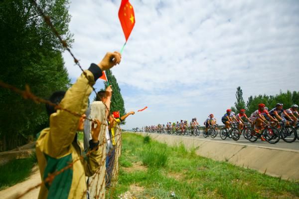 The fans and the peloton