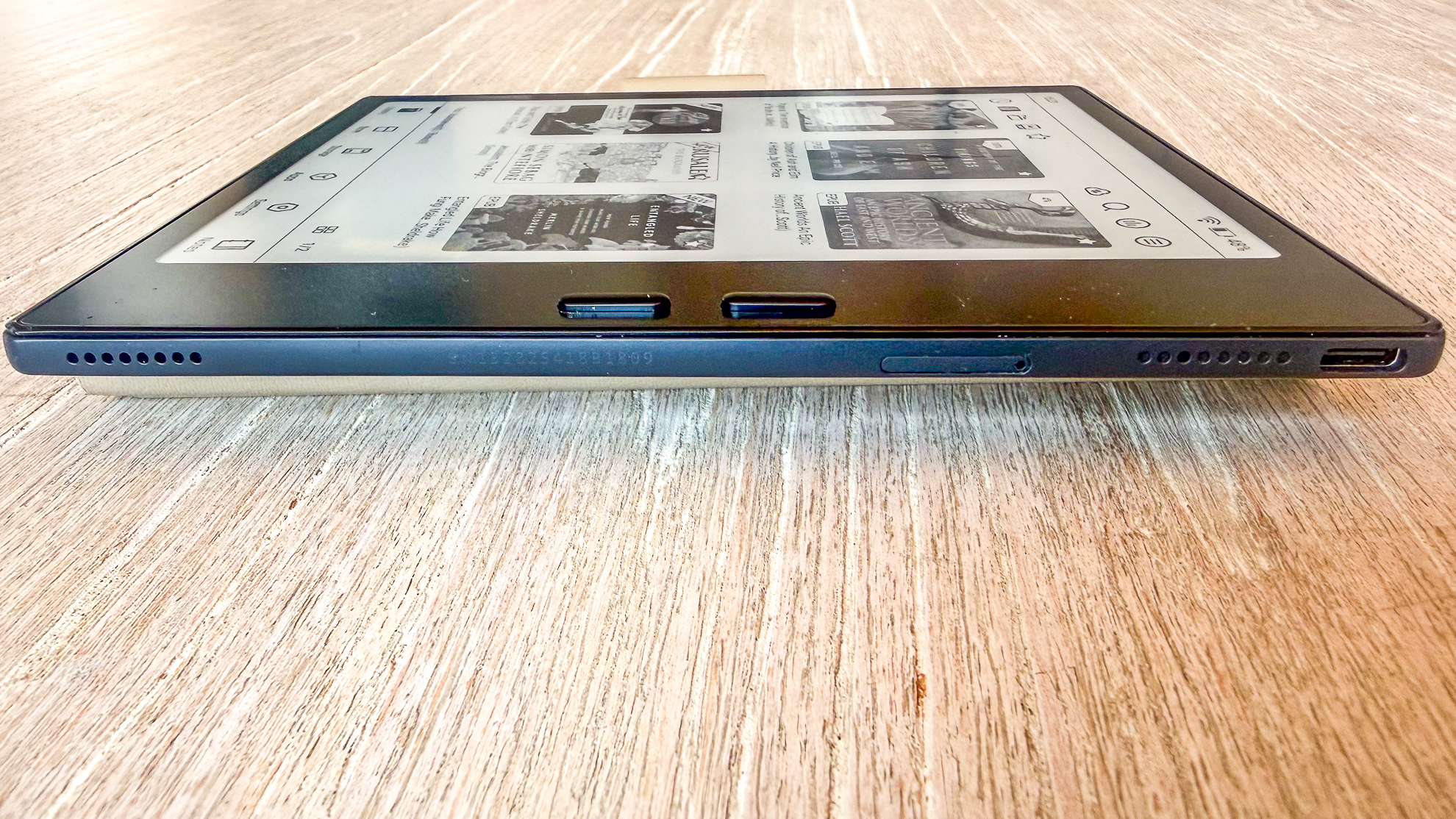 Buttons, speakers, card tray and USB port on the side of the Boox Go 7