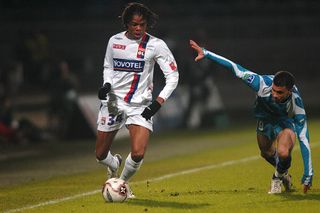 Valenciennes' Algerian midfielder Yassine Bezzaz (R) fights for the ball with Lyon's French forward Loic Remy (L), 10 November 2006 at Gerland stadium during their L1 football match between Lyon and Valenciennes.