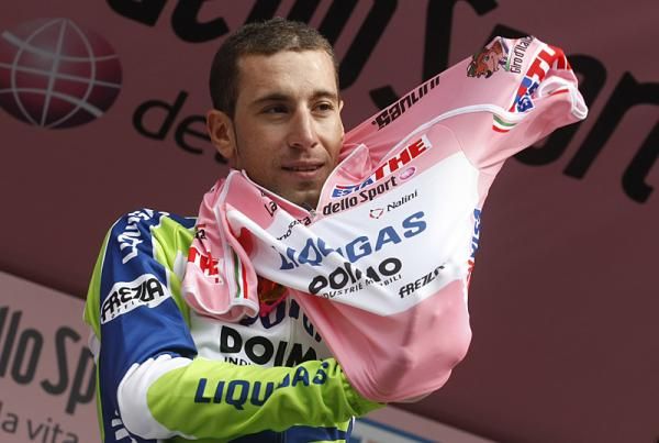 Vincenzo Nibali (Liquigas-Doimo) dons the maglia rosa after his team won the stage 4 team time trial.