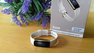 Fitbit Luxe og produktesken.