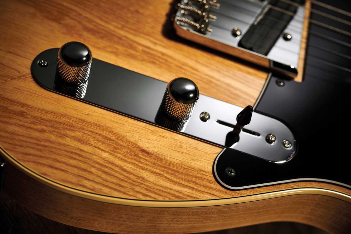Three-way lever selector, volume and tone &ndash; reassuringly familar.