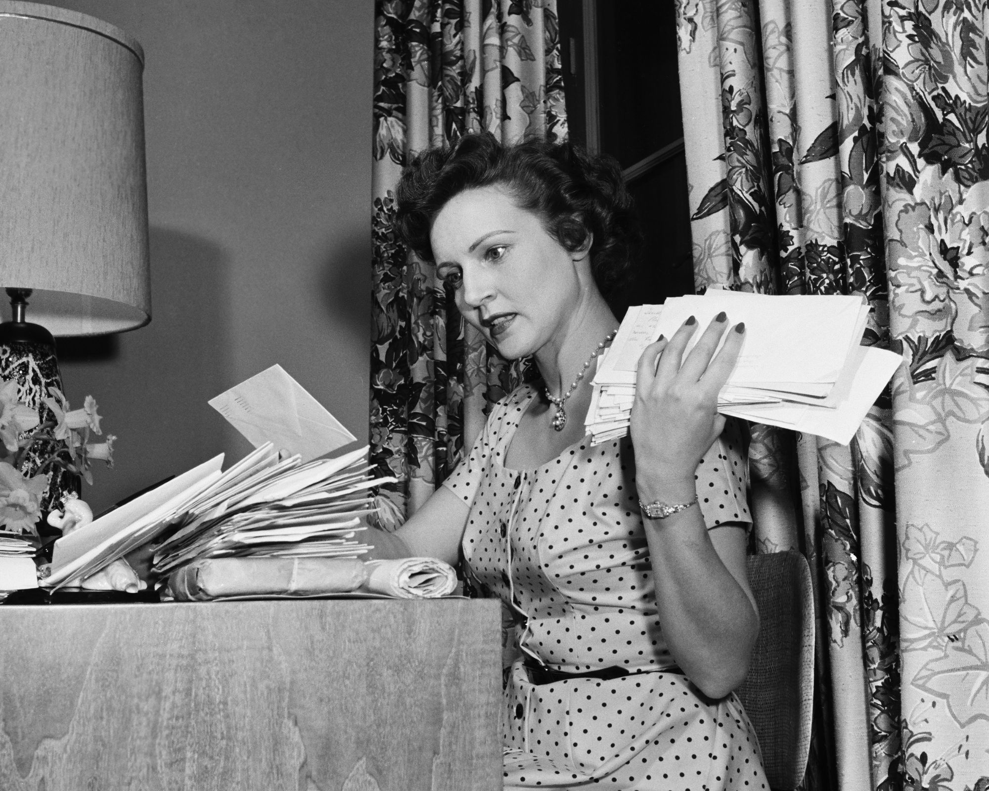 betty white in her 50s living room