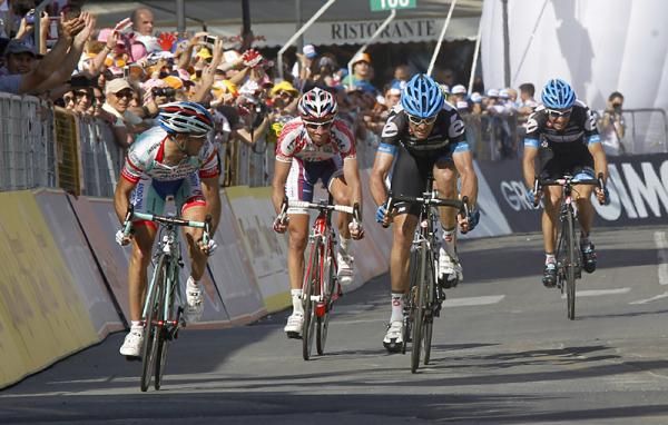 Angel Vicioso (Androni Giocattoli) tops David Millar (Garmin-Cervelo) to win stage 3