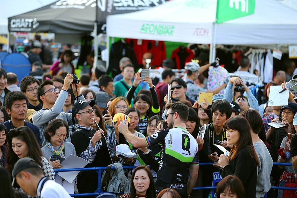 Mark Cavendish signs autographs with the huge crowd