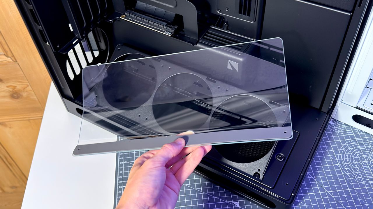 The Havn HS 360 PC case in black and white on a desk.