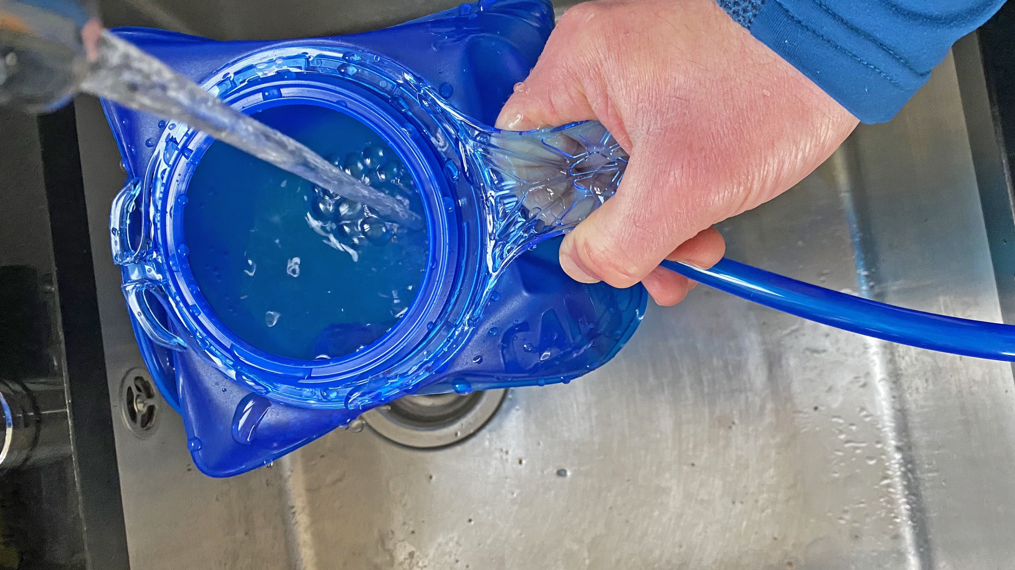 Runner filling a wide-mouth reservoir