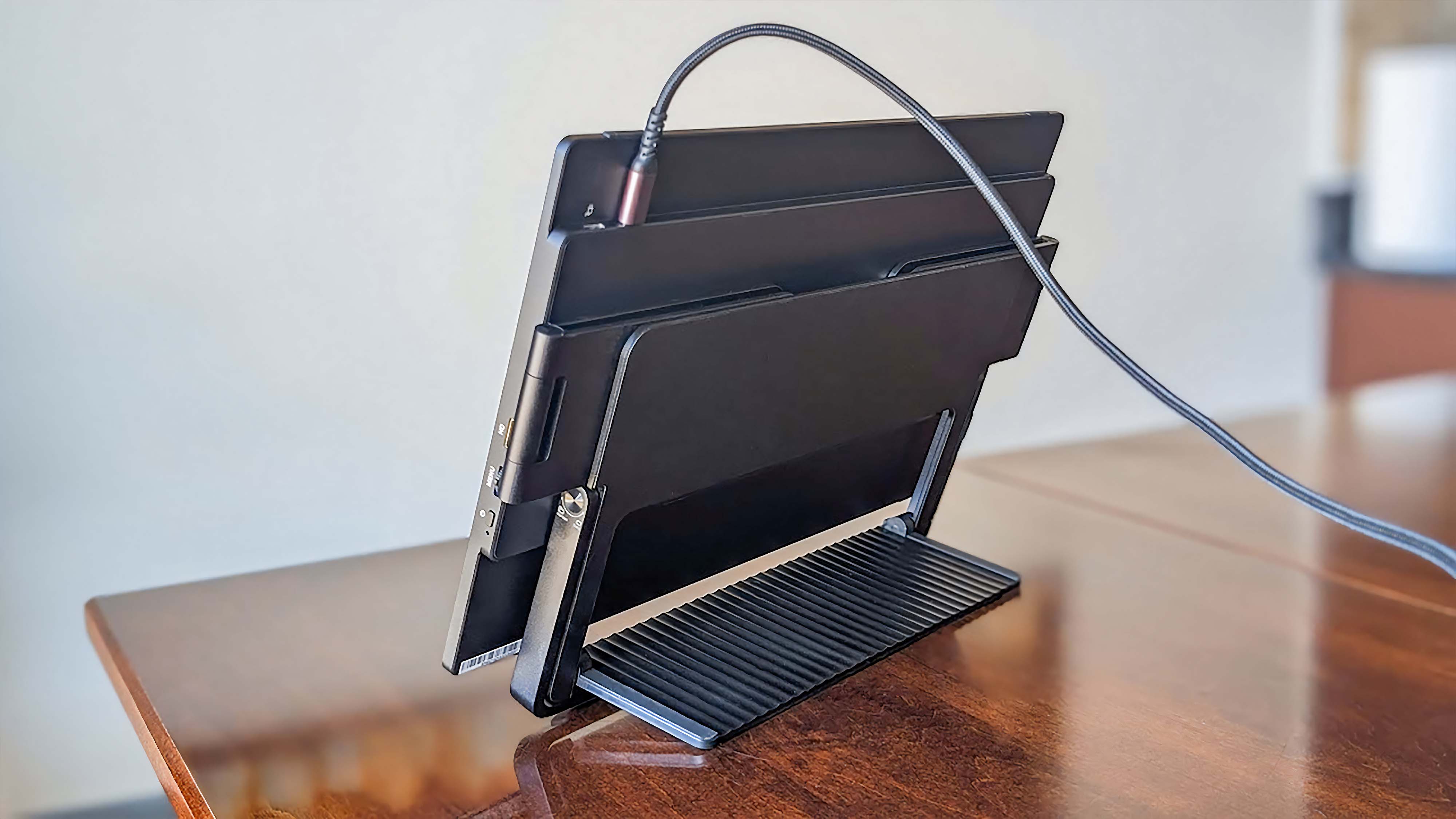 The backside of the JSAUX FlipGo Horizon while holding only one monitor.