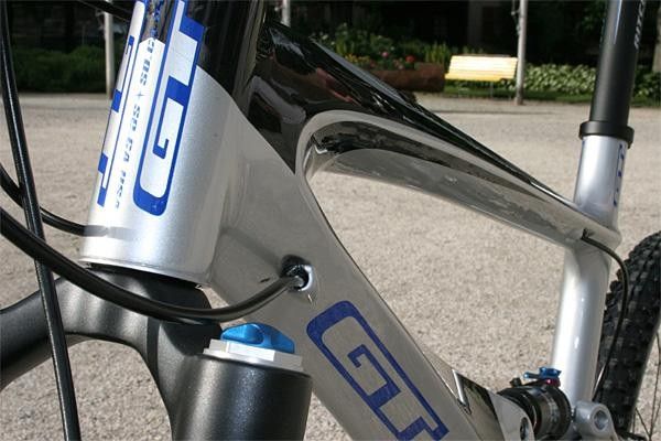 Internal headsets allow for greater surface area between the head tube and down tube.