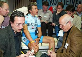 Hondo surrounded by journalists at the 2005 Gerolsteiner team presentation