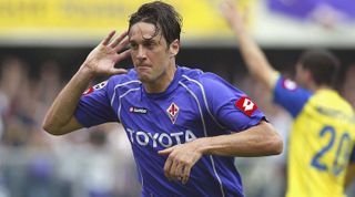 VERONA, ITALY MAY - 14: Luca Toni from Fiorentina celebrates after scoring against Chievo Verona during the Italian Serie A match between Chievo and Fiorentina at the Bentegodi staduim on May 14 2006 in Verona, Italy (Photo by New Press/Getty Images)