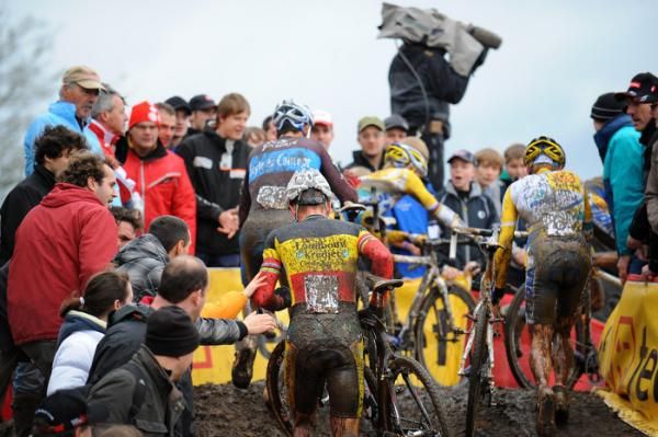 Sven Nys (Landbouwkrediet) gets some close support