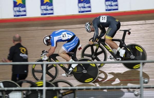 Shane Perkins edges ahead of Scott Sunderland in the final of the men's sprint.