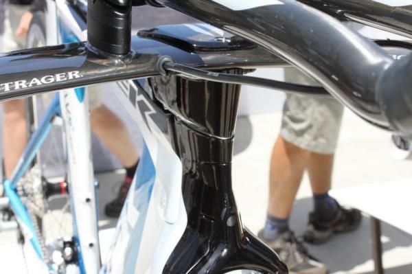 The front of the Speed Concept 9 Series only has two short runs of shifter cable housing exposed.