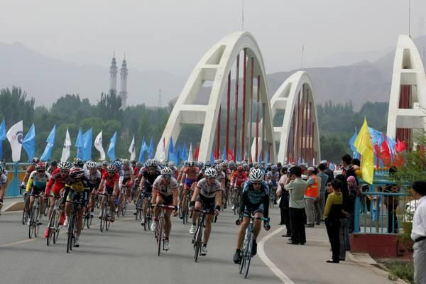 The peleton whilst doing a five lap circuit of ride over the Yellow River.
