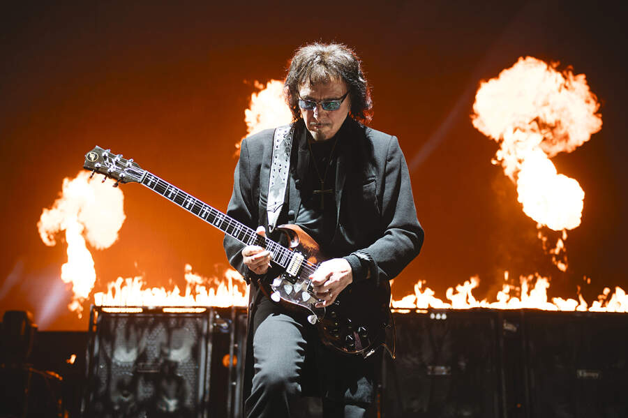 Tony Iommi onstage