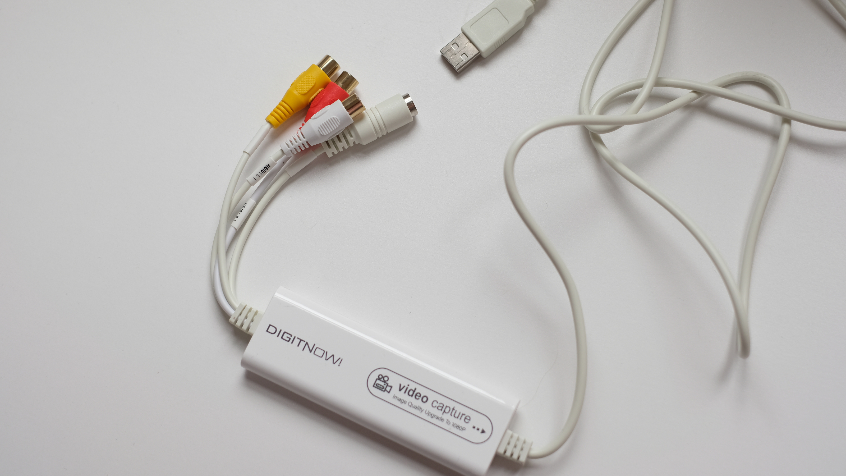 Photo of Digitnow video capture showing RCA and S-video inputs and USB 2.0 outputs