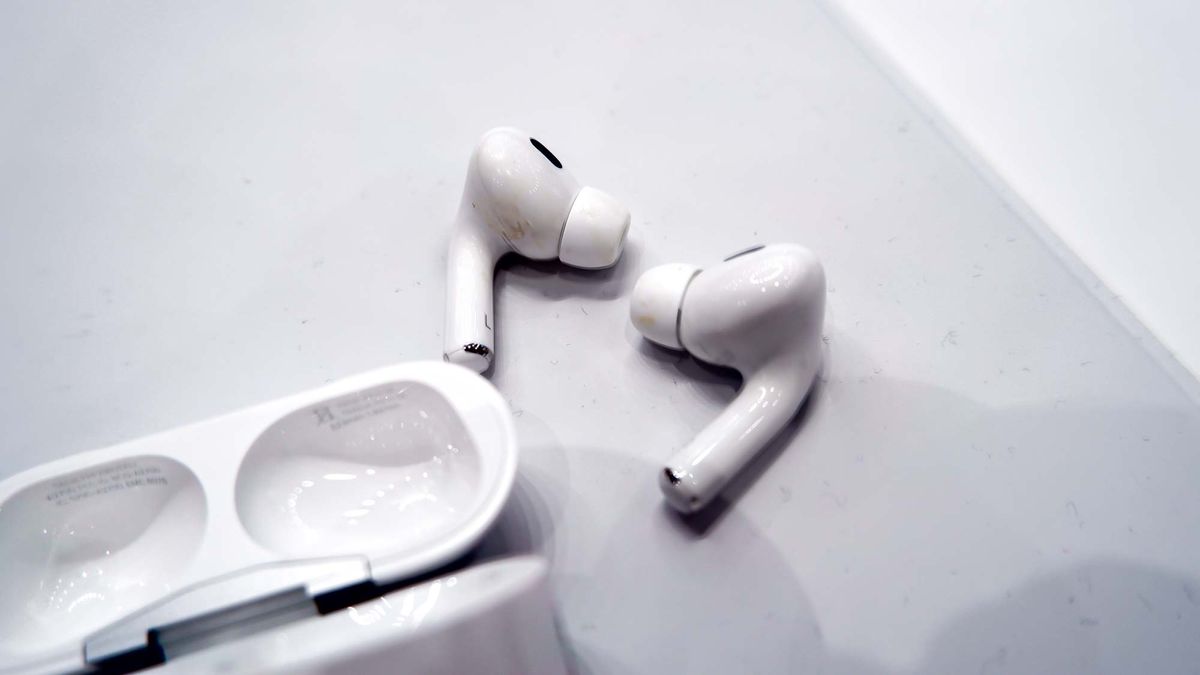 Apple Airpods Pro Vs Bose Quietcomfort Earbuds Which Earbuds Win Tom S Guide