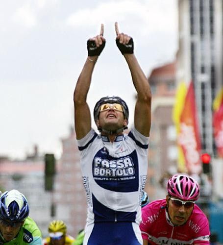 Alessandro Petacchi (Fassa Bortolo) points to the heavens in memory of his late grandfather Angelo.