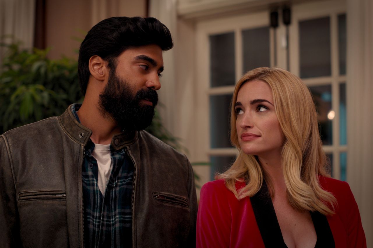 GINNY &amp; GEORGIA (L to R) RAYMOND ABLACK as JOE and BRIANNE HOWEY as GEORGIA in episode 101 of GINNY &amp; GEORGIA Cr. COURTESY OF NETFLIX © 2020