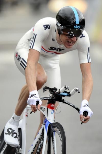 British time trial champion Bradley Wiggins (Sky) powers to victory in the Giro's opening stage.