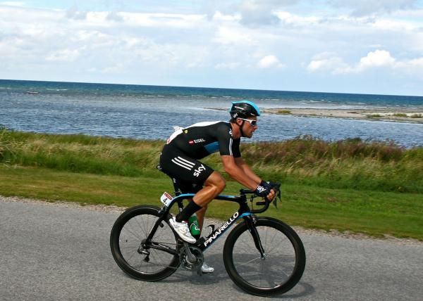Bernhard Eisel (Sky ProCycling) behind the bunch